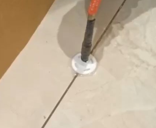 阿勒泰瓷砖空鼓维修公司专业解答瓷砖在铺贴过程中，如果没有涂抹均匀到位的粘结材料（如水泥砂浆或瓷砖胶），可能会导致以下问题